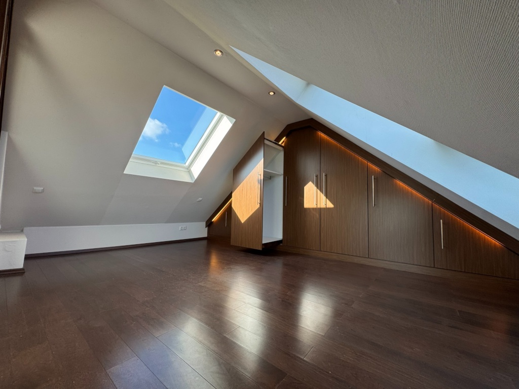Wohnen über den Dächern - Teilmöblierte Maisonettewohnung mit Skyline-Blick – 60528 Frankfurt am Main Niederrad – Vorschaubild 13
