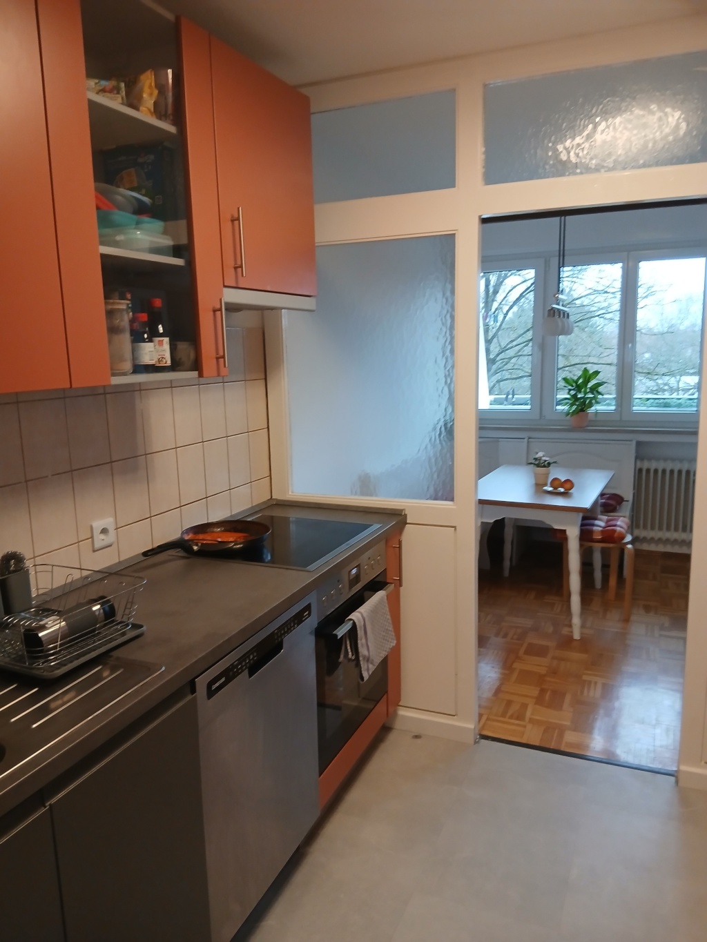 WG-Zimmer Universitätsviertel Lilienthalstraße 21 - Kleine Küche mit neuer Spülmaschine und neuem Herd...