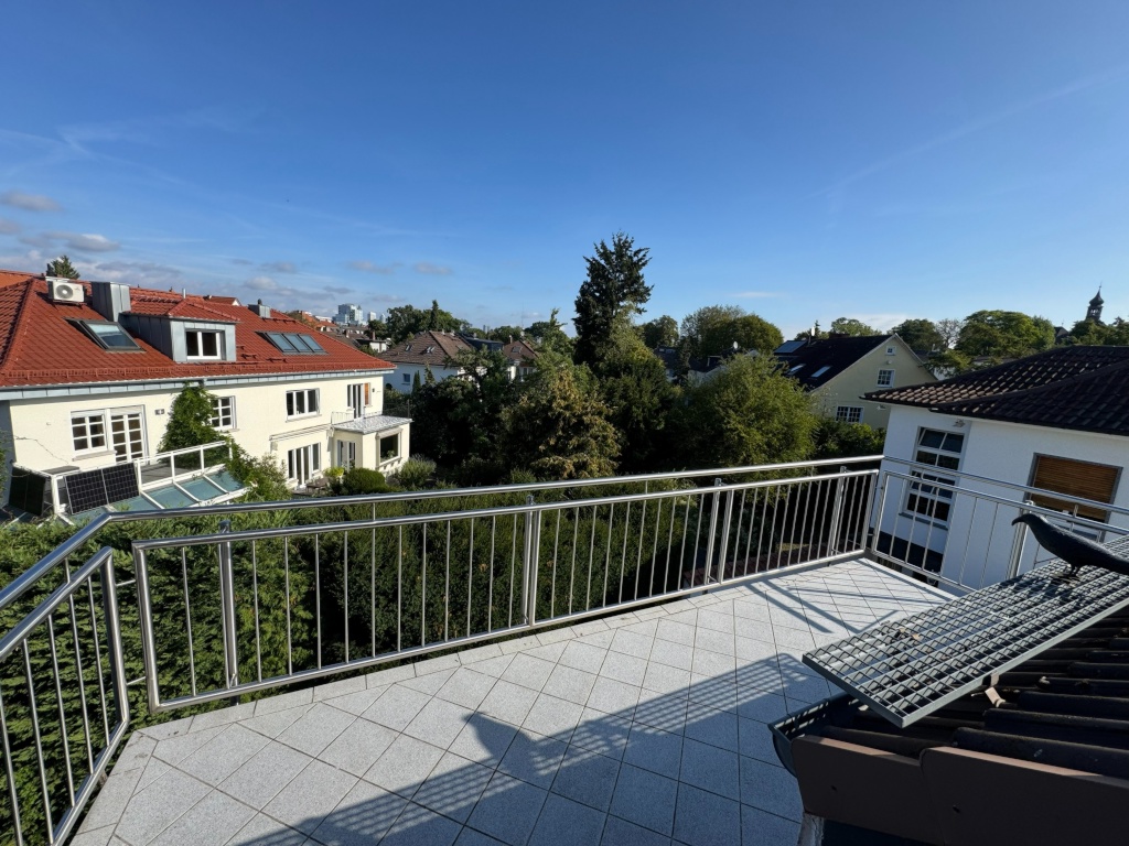 Wohnen über den Dächern - Teilmöblierte Maisonettewohnung mit Skyline-Blick – 60528 Frankfurt am Main Niederrad – Vorschaubild 3