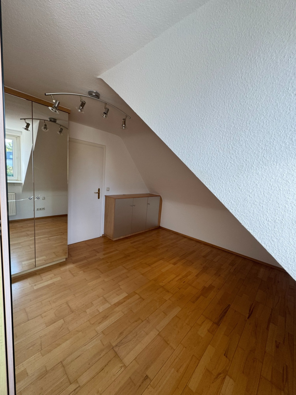 Wohnen über den Dächern - Teilmöblierte Maisonettewohnung mit Skyline-Blick – 60528 Frankfurt am Main Niederrad – Vorschaubild 10