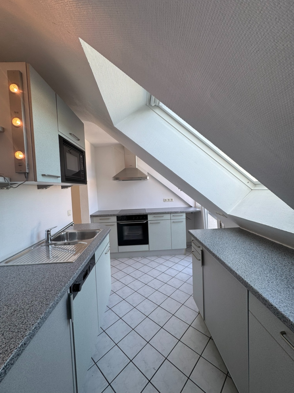 Wohnen über den Dächern - Teilmöblierte Maisonettewohnung mit Skyline-Blick – 60528 Frankfurt am Main Niederrad – Vorschaubild 4