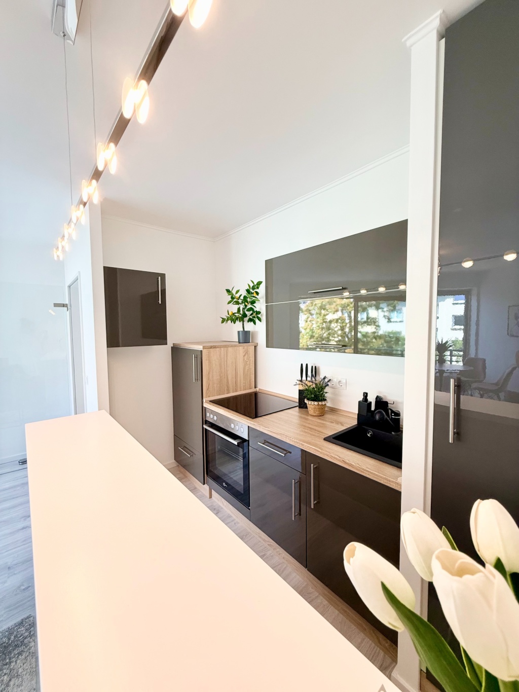 Furnished 38 sqm 2 room apartment. Renovatet. All inclusive! Near by HSD *** Möbliertes 2 Zimmer Apartment 38 m2 * Erstbezug nach Renovierung * Fussläufig zur HSD – 40476 Düsseldorf Derendorf – Vorschaubild 3