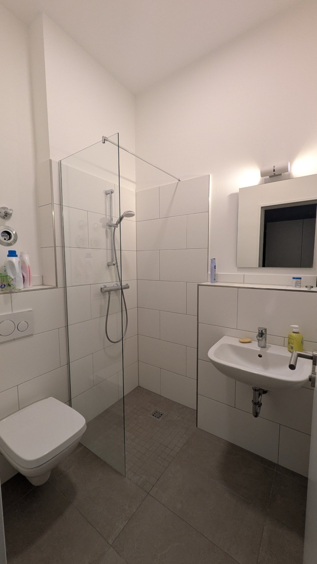 Helles, modern möbliertes Studio im Düsseldorfer Zooviertel – Kurzzeitvermietung – 40239 Düsseldorf Düsseltal – Vorschaubild 3