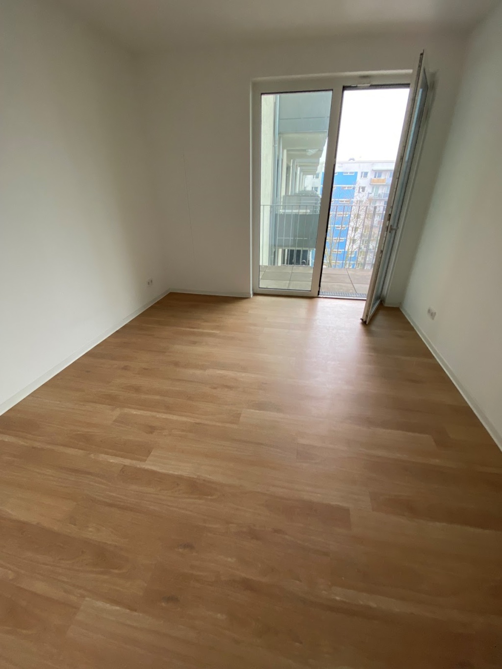 Wohnung Friedrichsfelde Rhinstr. 143 B - Raum 2 mit Balkonzugang
