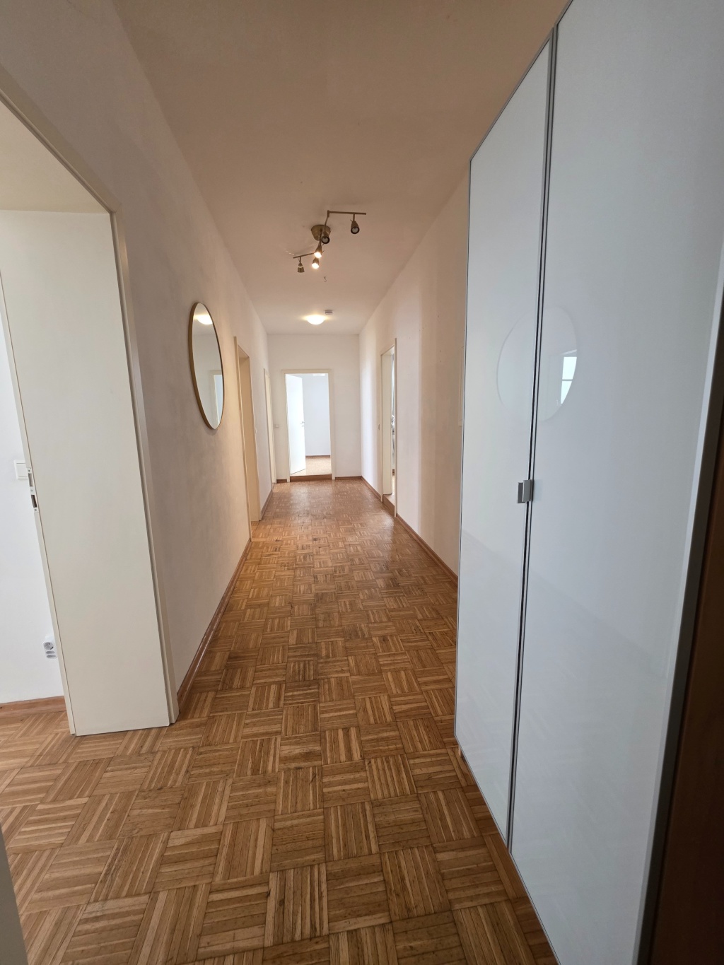 WG-geeignete 5-Zimmer Wohnung mit Einbauküche, großem Balkon und 2 Bädern – 93047 Regensburg Bayern - Regensburg – Vorschaubild 9