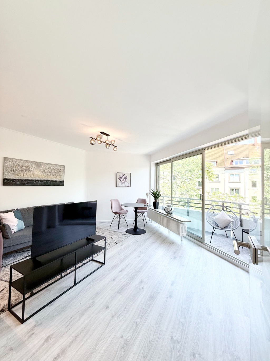 Furnished 38 sqm 2 room apartment. Renovatet. All inclusive! Near by HSD *** Möbliertes 2 Zimmer Apartment 38 m2 * Erstbezug nach Renovierung * Fussläufig zur HSD