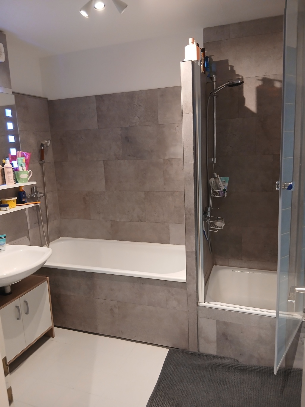 WG-Zimmer Universitätsviertel Lilienthalstraße 21 - renoviertes Badezimmer...