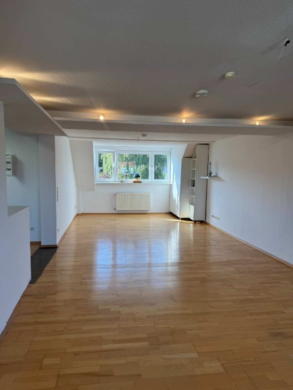 Wohnen über den Dächern - Teilmöblierte Maisonettewohnung mit Skyline-Blick – 60528 Frankfurt am Main Niederrad – Vorschaubild 6