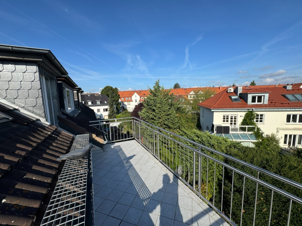Wohnen über den Dächern - Teilmöblierte Maisonettewohnung mit Skyline-Blick – 60528 Frankfurt am Main Niederrad – Vorschaubild 2
