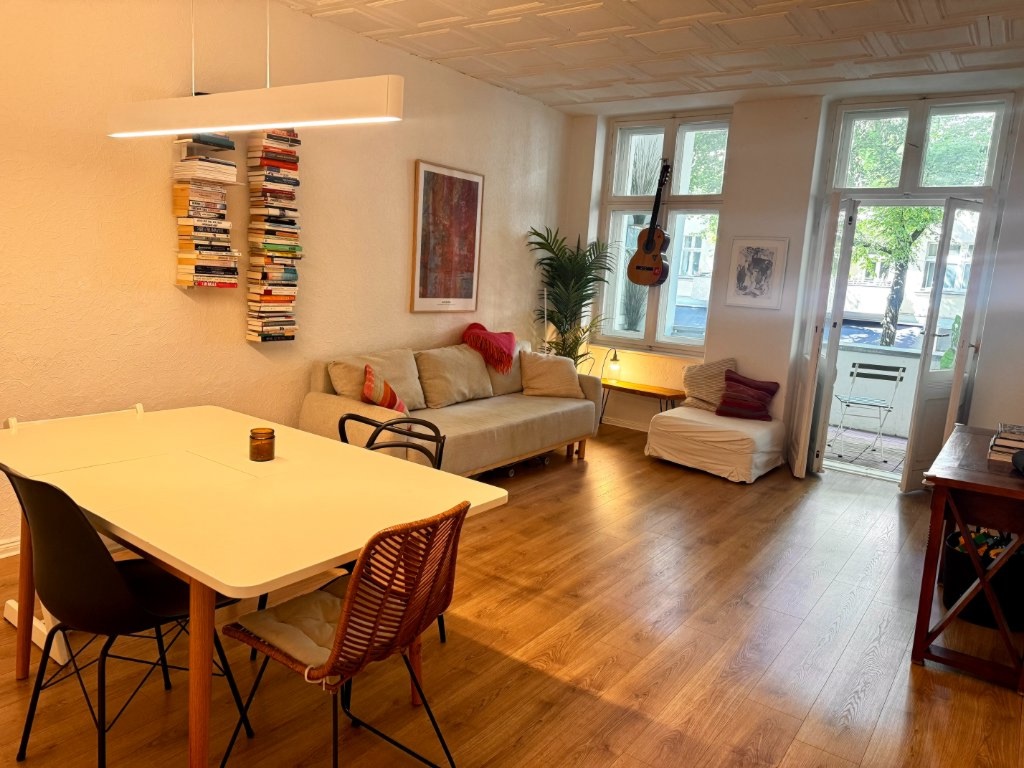 Wohnung Friedrichshain Niederbarnimstraße - Wohnzimmer mit Balkon