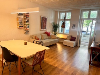 Charmante möblierte Altbauwohnung mit Balkon unmittelbarer Nähe zum Boxhagener Platz | Langzeit-Untermiete ab November 2 — photo 1