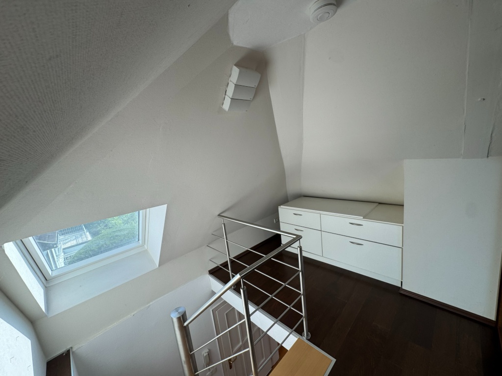 Wohnen über den Dächern - Teilmöblierte Maisonettewohnung mit Skyline-Blick – 60528 Frankfurt am Main Niederrad – Vorschaubild 14