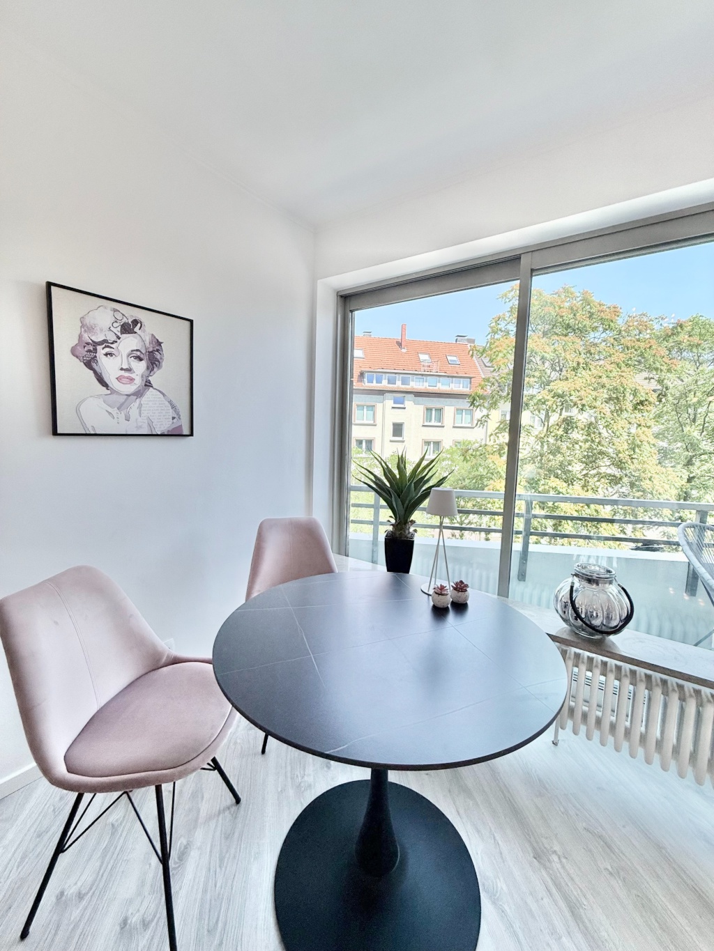 Furnished 38 sqm 2 room apartment. Renovatet. All inclusive! Near by HSD *** Möbliertes 2 Zimmer Apartment 38 m2 * Erstbezug nach Renovierung * Fussläufig zur HSD – 40476 Düsseldorf Derendorf – Vorschaubild 4