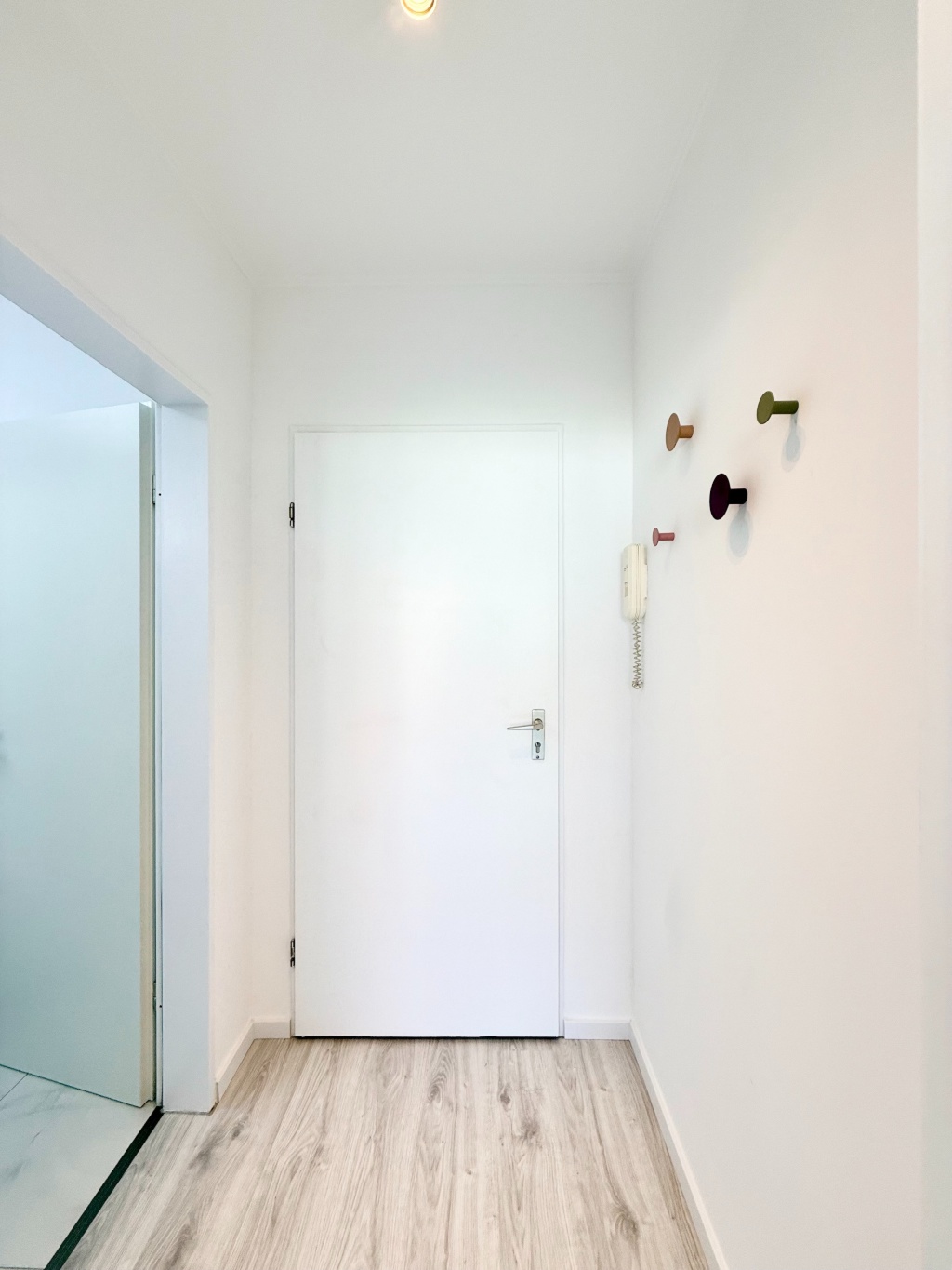 Furnished 38 sqm 2 room apartment. Renovatet. All inclusive! Near by HSD *** Möbliertes 2 Zimmer Apartment 38 m2 * Erstbezug nach Renovierung * Fussläufig zur HSD – 40476 Düsseldorf Derendorf – Vorschaubild 7