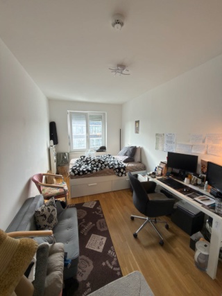 Anzeigenbild: Zwischenmiete Möbliertes 14,6 m2 Zimmer in Frankfurt-Niederrad! Nur 2 Min. zur S8/S9, Aldi, dm & Edeka in der Nähe. 325 €/30 Tage + 200 € Kaution. Frei 1.10.–15.11. Keine Anmeldung möglich. 📍Hahnstraße 41b