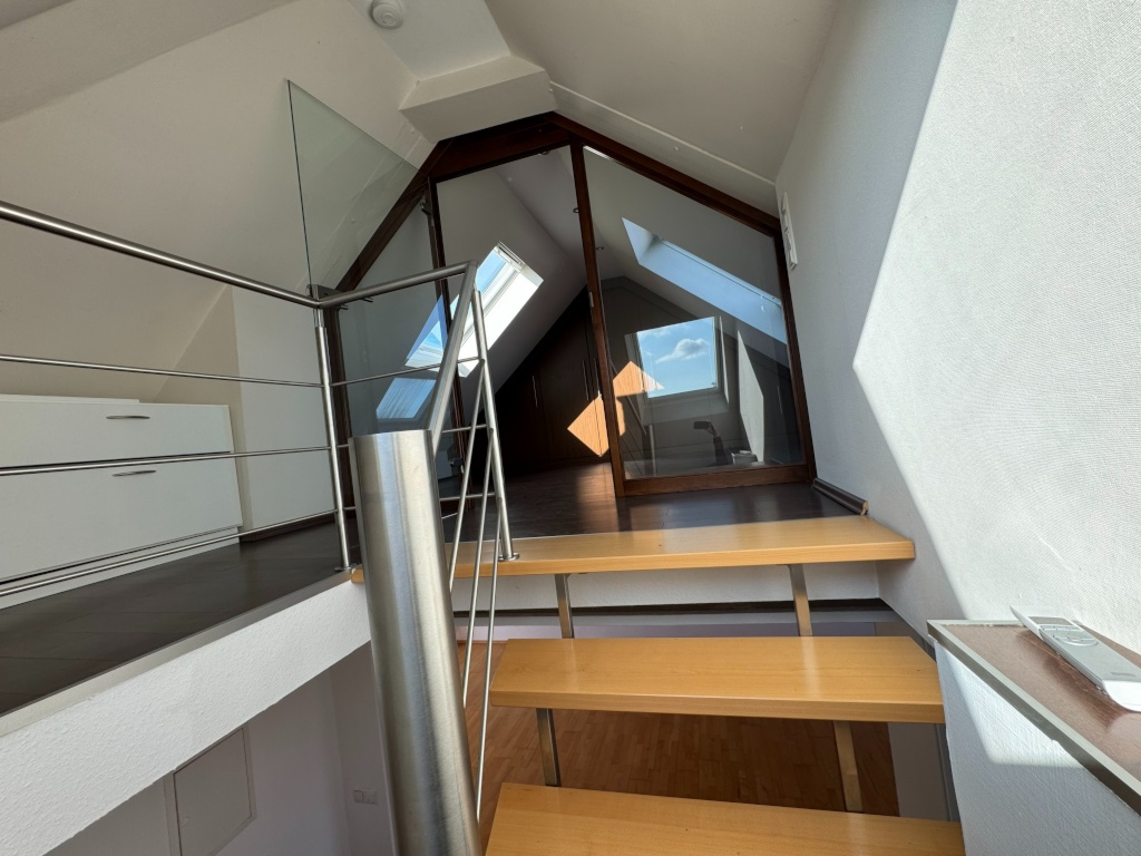 Wohnen über den Dächern - Teilmöblierte Maisonettewohnung mit Skyline-Blick – 60528 Frankfurt am Main Niederrad – Vorschaubild 12