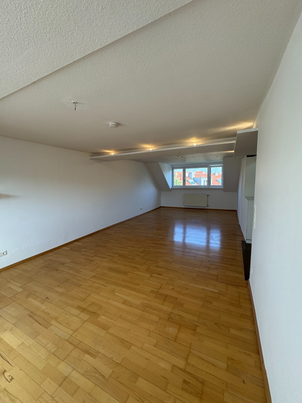 Wohnen über den Dächern - Teilmöblierte Maisonettewohnung mit Skyline-Blick – 60528 Frankfurt am Main Niederrad – Vorschaubild 5