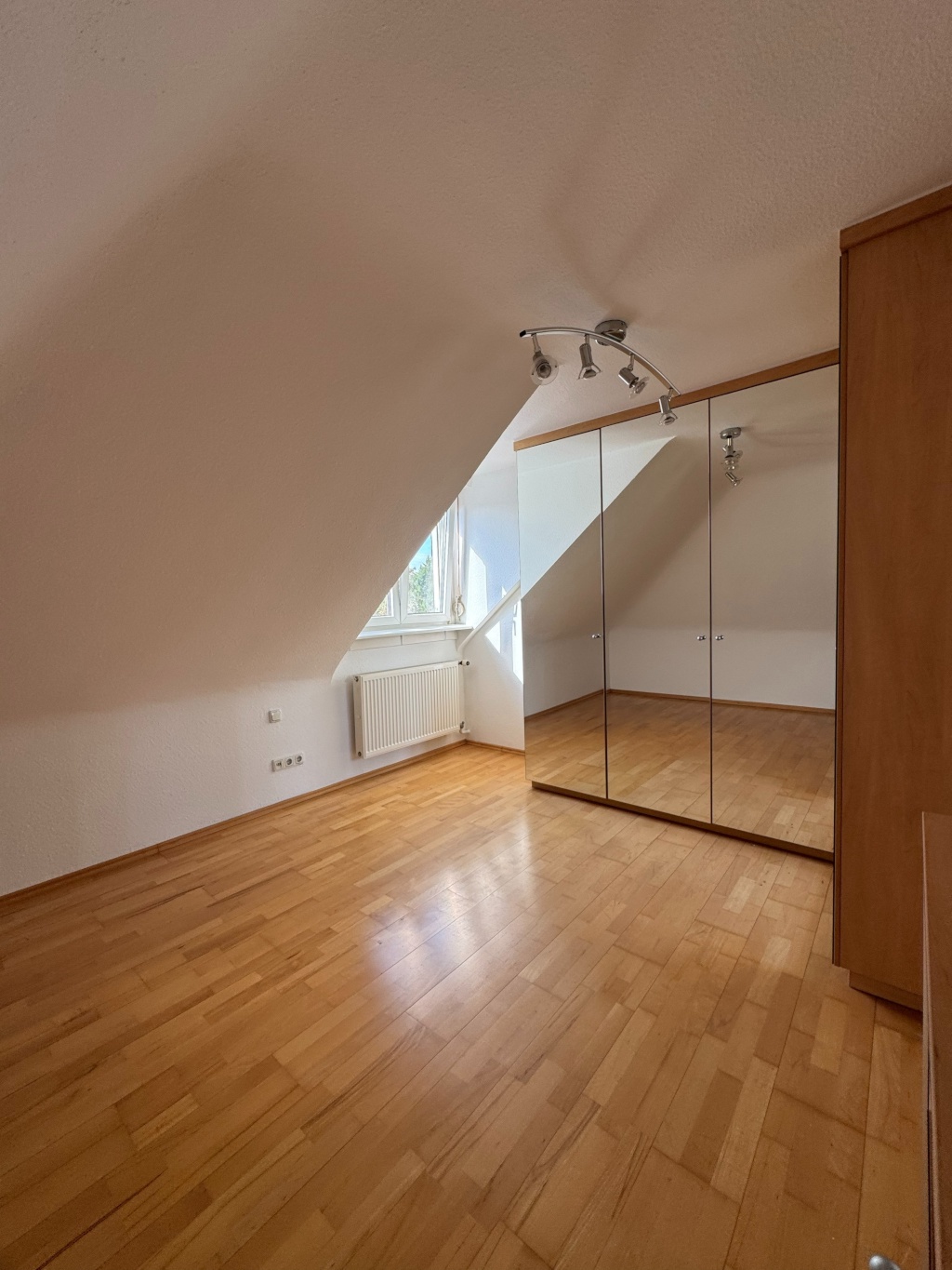 Wohnen über den Dächern - Teilmöblierte Maisonettewohnung mit Skyline-Blick – 60528 Frankfurt am Main Niederrad – Vorschaubild 11