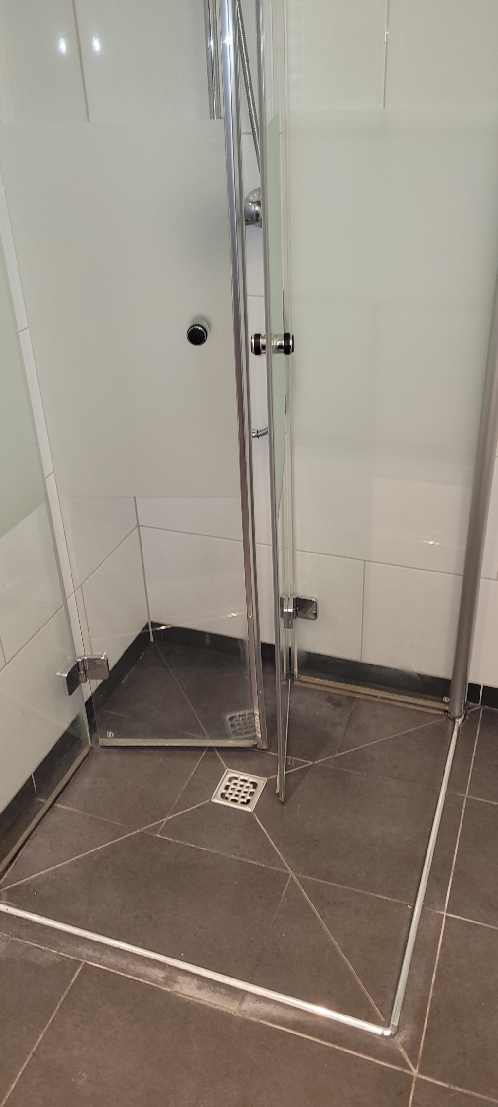Sanierte und renovierte 2-Zimmer - Wohnung mit Loggia im Erdgeschoss – 40477 Düsseldorf Pempelfort – Vorschaubild 5