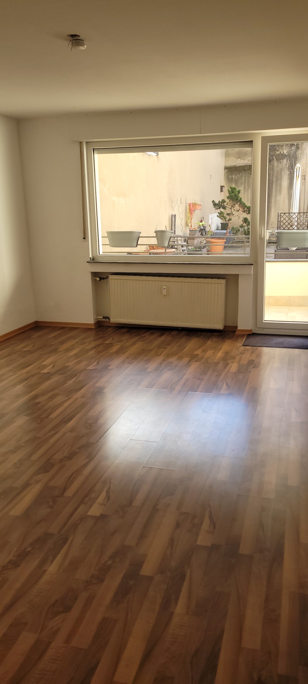 Sanierte und renovierte 2-Zimmer - Wohnung mit Loggia im Erdgeschoss – 40477 Düsseldorf Pempelfort – Vorschaubild 2