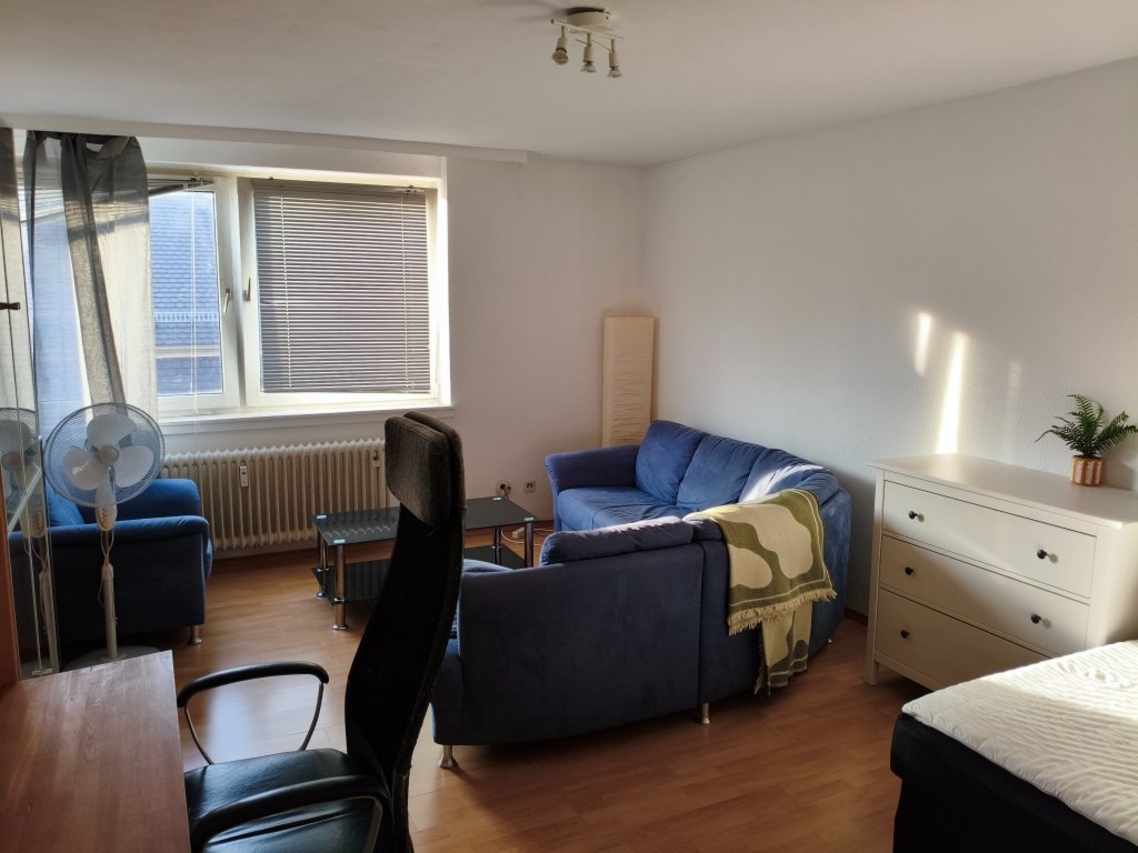 Sehr schöne 2 ZKB mit möbliertem Balkon U Quadrate