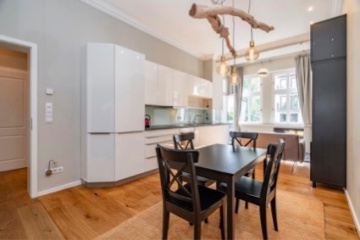 Traumhafte neu-sanierte 2 Zimmer Terrassenaltbau Wohnung direkt am Ostkreuz — photo 1