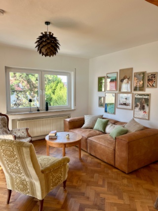 Anzeigenbild: Helle 4-Zimmer-Altbauwohnung auf Zeit in Stuttgart-West