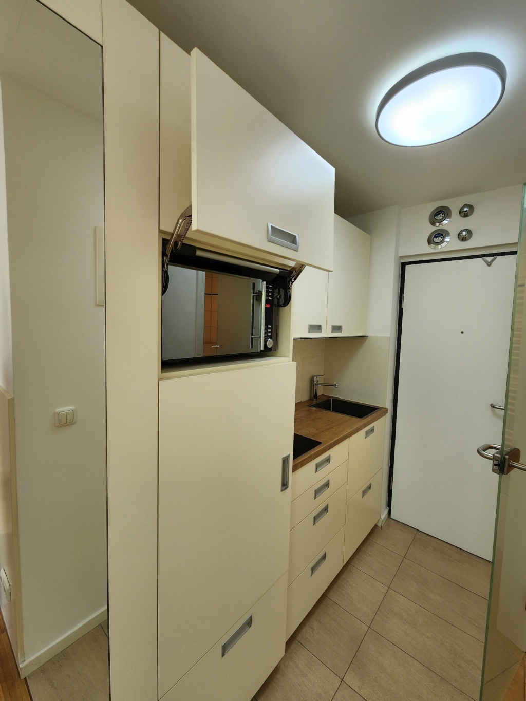 vollmöblierte schöne 1-Zimmer Wohnung mit Einbauküche und Duschbad in Uninähe – 80798 München München - Maxvorstadt – Vorschaubild 2
