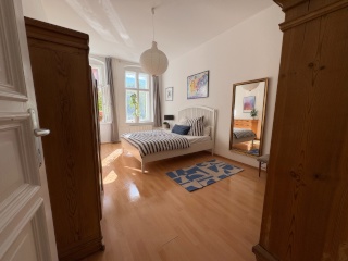 Befristet – Stilvolle, voll möblierte 3-Zimmer-Altbauwohnung mit Balkon in Friedrichshain — photo 1
