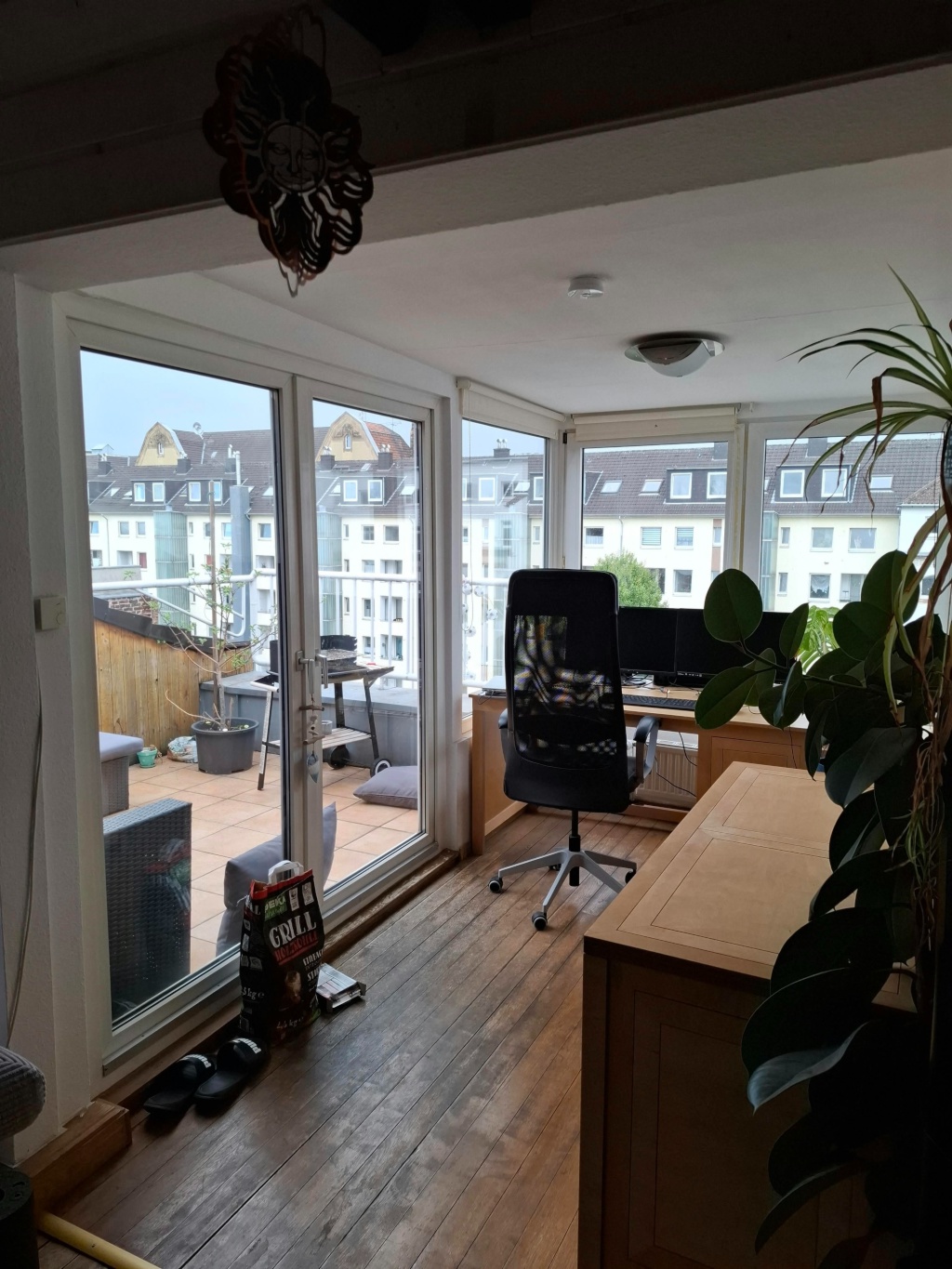 Voll möblierte Wohnung in zentraler Lage (November + Dezember) – 40215 Düsseldorf Düsseldorf – Vorschaubild 2