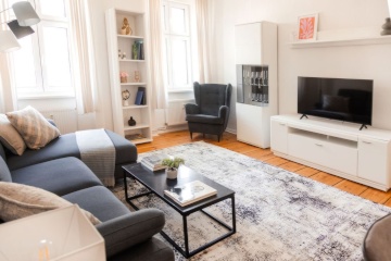 Furnished & fully equipped: bright 2-room apartment (Altbau) with wooden flooring in Berlin-Mitte — photo 1