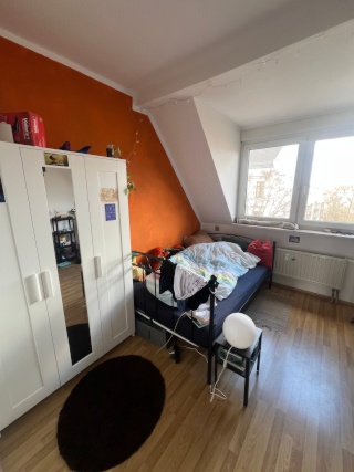 sehr orangenes Zimmer in sonst netter WG in der Mühlstraße