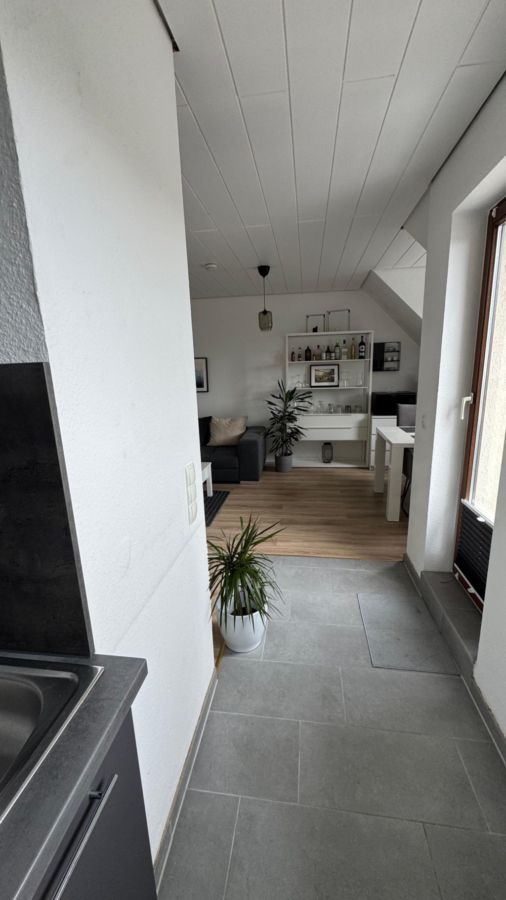 Moderne & lichtdurchflutete 2-Zimmer Wohnung in Düsseldorf-Eller zur Pauschalmiete (inkl. Heizung, Strom und Internet) – 40229 Düsseldorf Eller – Vorschaubild 3