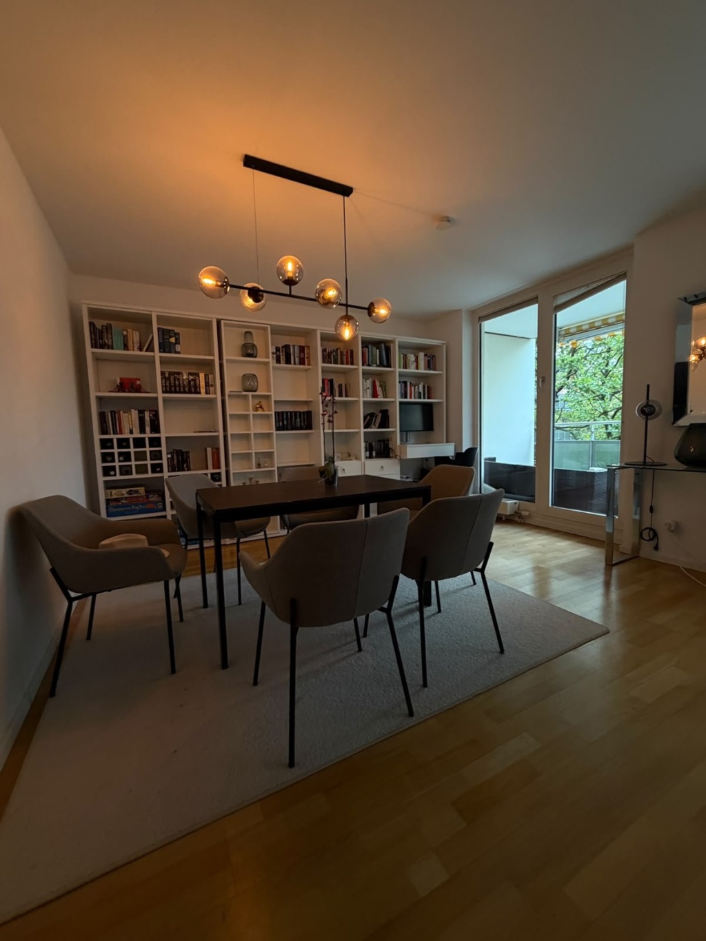 Möbliert & bezugsfertig: 2-Zi-Wohnung Schellingstr., befristet // Furnished & move-in ready: 2-room apartment Schellingstr., fixed-term – 80539 München Maxvorstadt – Vorschaubild 2