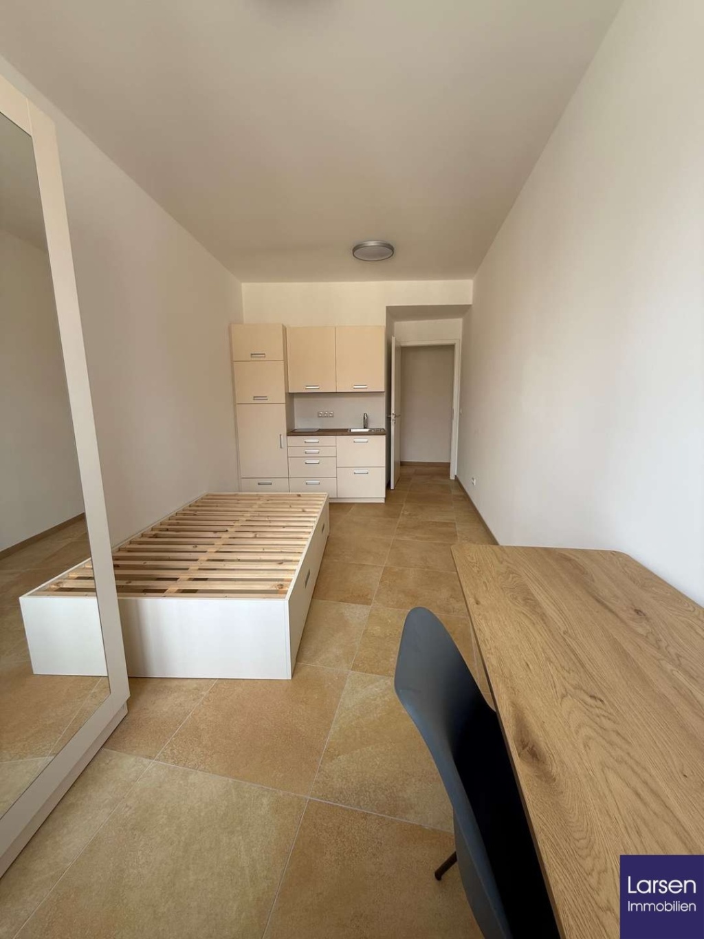 Möbliertes Apartment mit eigener Küche in 2er-WG – direkt am Neupfarrplatz – 93047 Regensburg Innenstadt – Vorschaubild 5