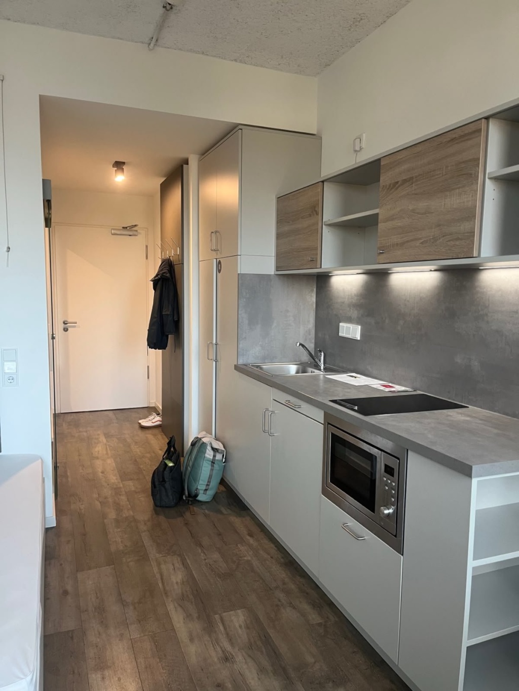 THE FIZZ Frankfurt | Private Studio 18m2 | Skyline View | 822€ (current listing price from FIZZ) all-included – 60326 Frankfurt am Main Gallus – Vorschaubild 2