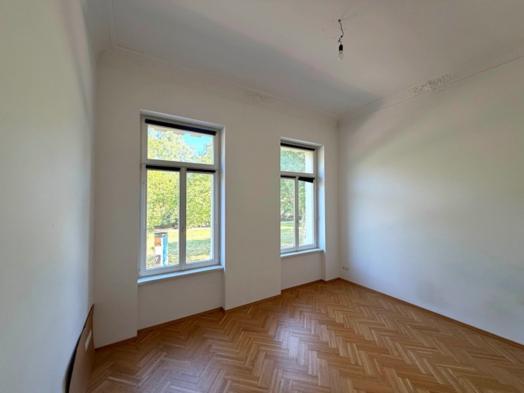 Helles Zimmer mit wunderschönem Stuck & Fußbodenheizung in entspannter 4er WG