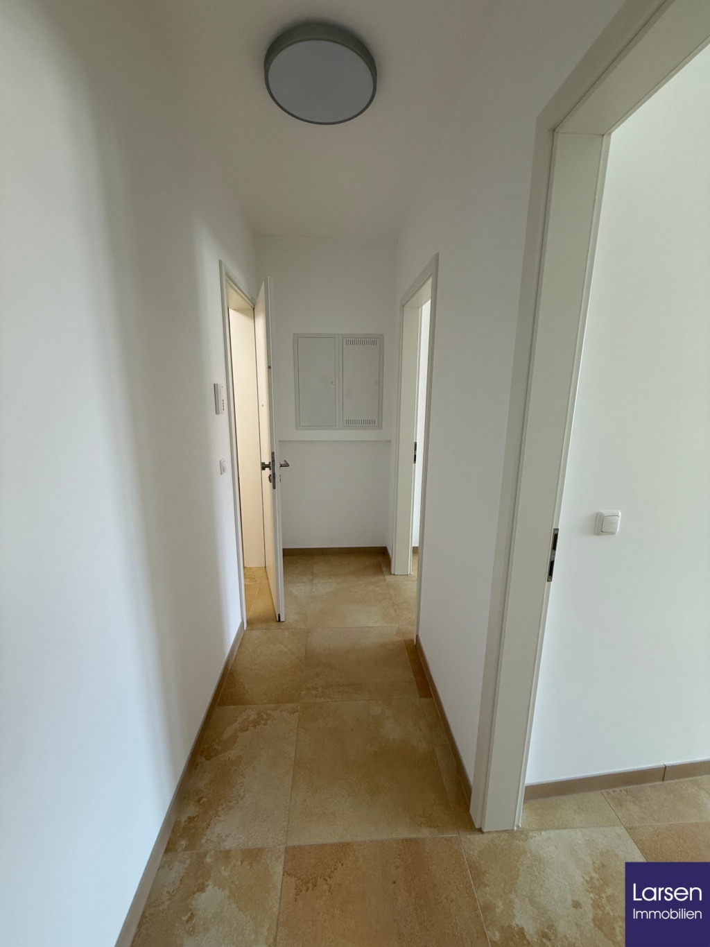 Möbliertes Apartment mit eigener Küche in 2er-WG – direkt am Neupfarrplatz – 93047 Regensburg Innenstadt – Vorschaubild 3