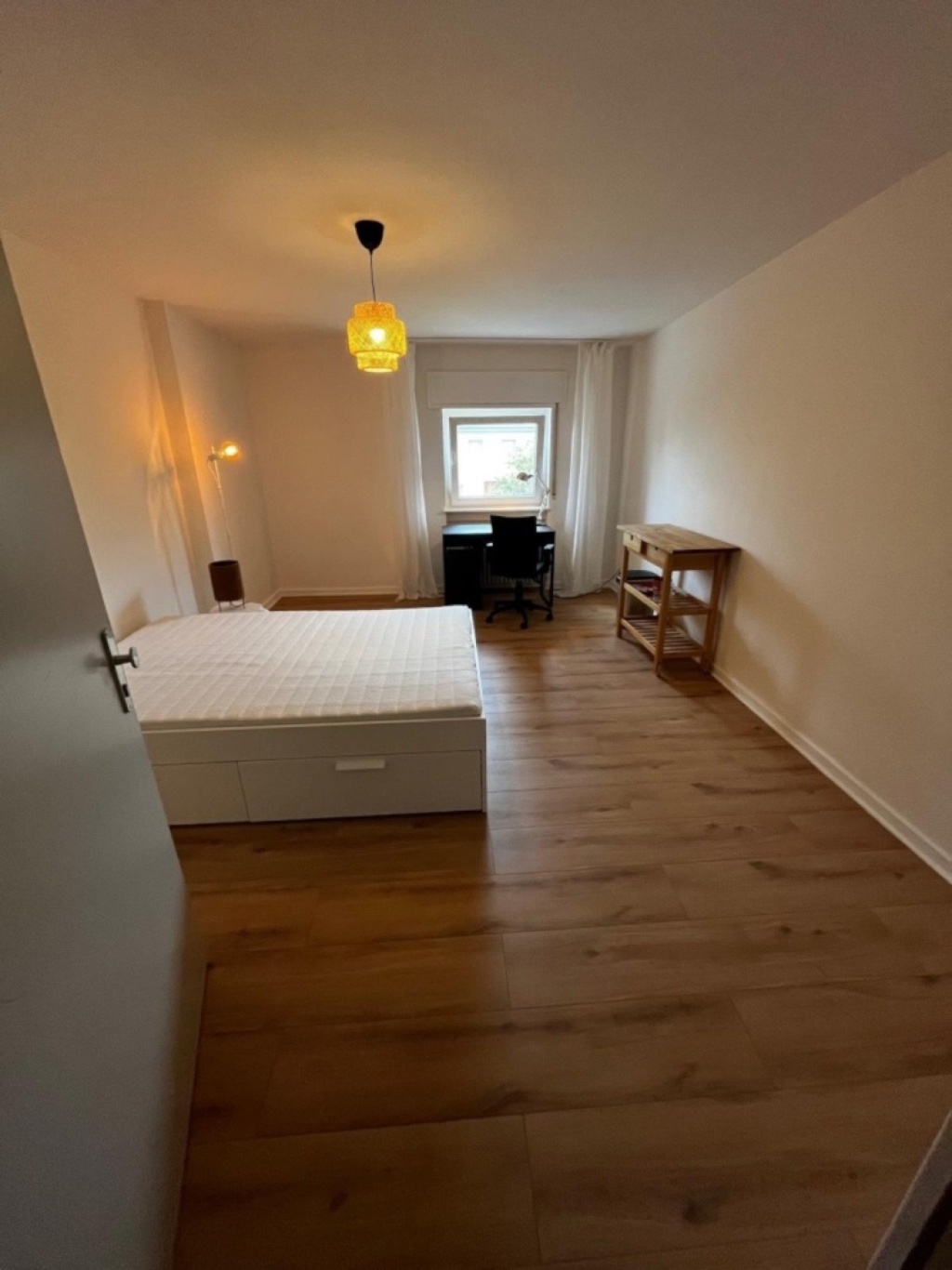 Renoviertes Zimmer mit Gemeinschaftsbad - KEINE KÜCHE / Renovated Room with shared bathroom - NO KITCHEN