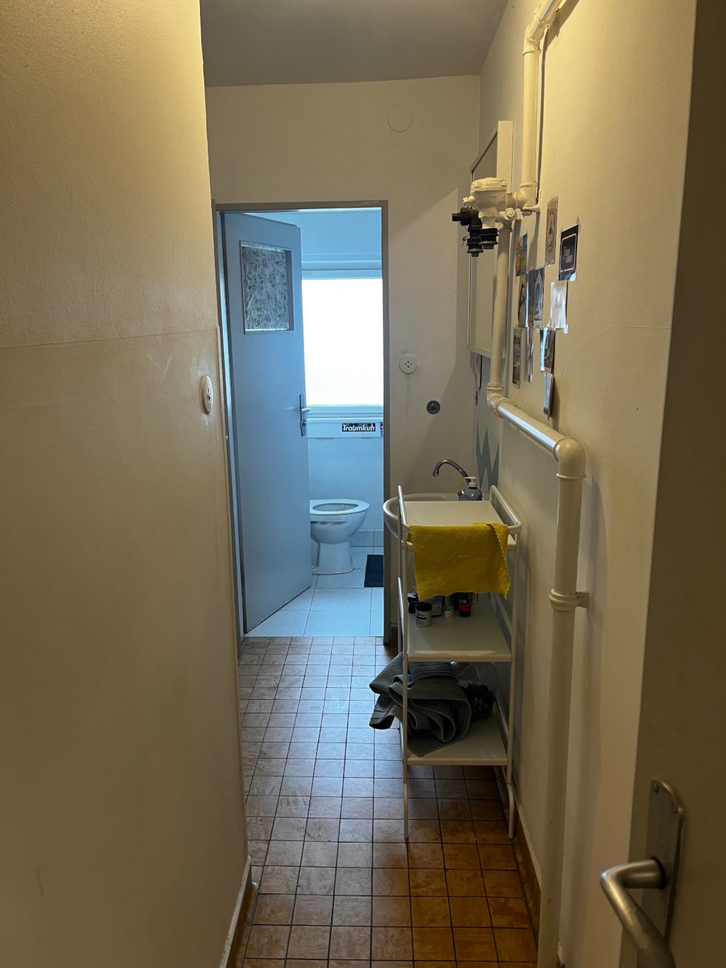 Renoviertes Zimmer mit Gemeinschaftsbad - KEINE KÜCHE / Renovated Room with shared bathroom - NO KITCHEN – 60431 Frankfurt am Main Dornbusch – Vorschaubild 2