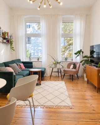 Zwischenmiete in Schöneberg – Wohnzimmer, Küche & Bad / Schhlafen auf Couch oder Luftbett — photo 1