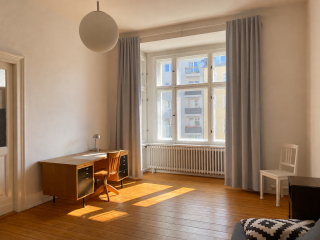 Helle 2-Zimmer-Wohnung im Kreuzberger Altbau – Teilvermietung mit exklusiver Nutzung — photo 1