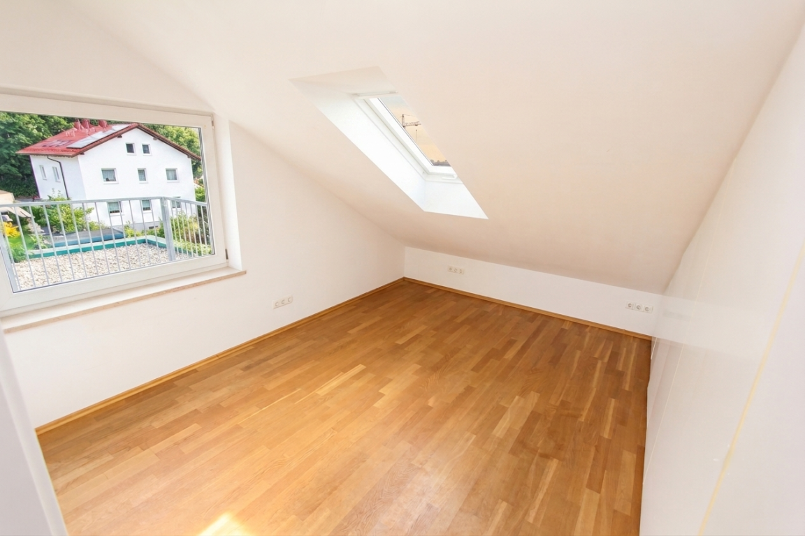Traumhafte 1,5 Zi.-DG.-Whg. mit Süd-/Balkon mit Klimaanlage in München "Am Hart" zur Miete.