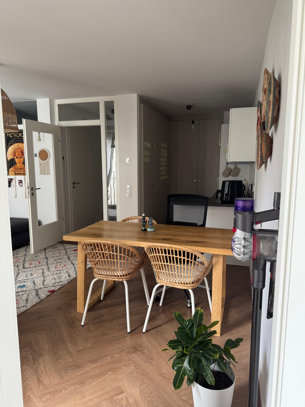 02-17.10.2026 (oder länger) Cozy & zentrale 2-Zi-Wohnung mit Balkon, nah Friedrichshain – 10367 Berlin Lichtenberg – Vorschaubild 6