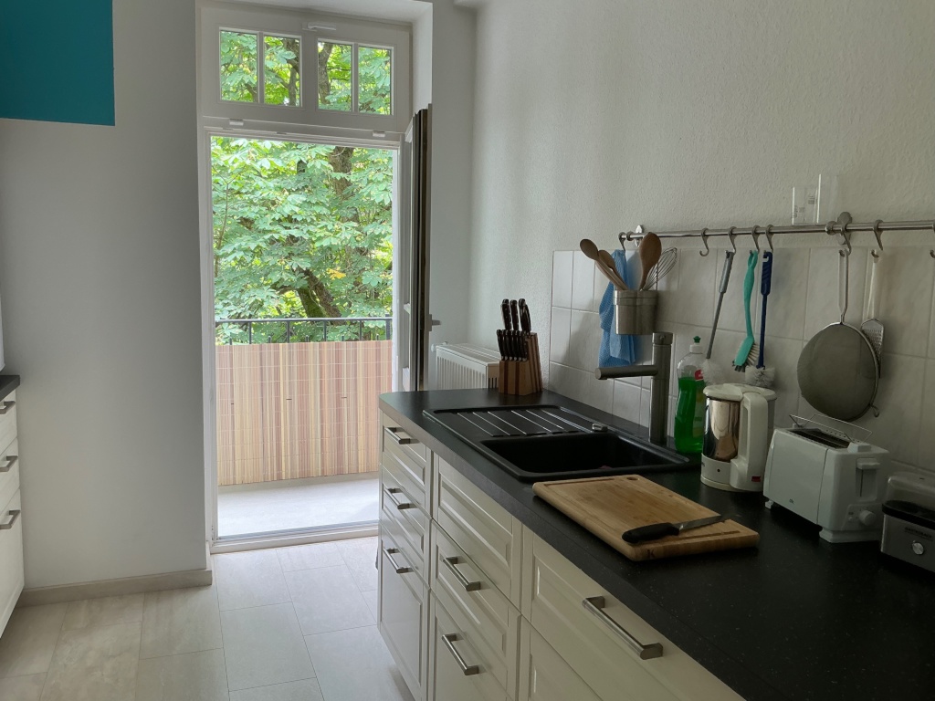Habitación en WG Kleinzschocher Herrmann-Meyer-Straße - Küche Teilansicht mit Zugang zum Balkon