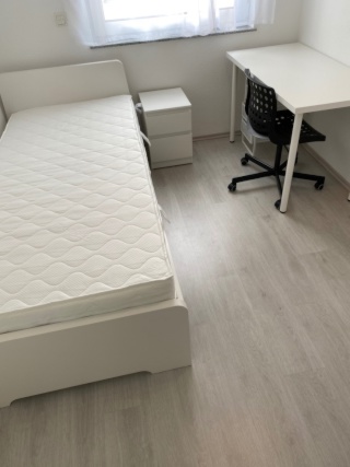möbiliertes 20m^2 Zimmer zur Untermiete in einer vierer WG