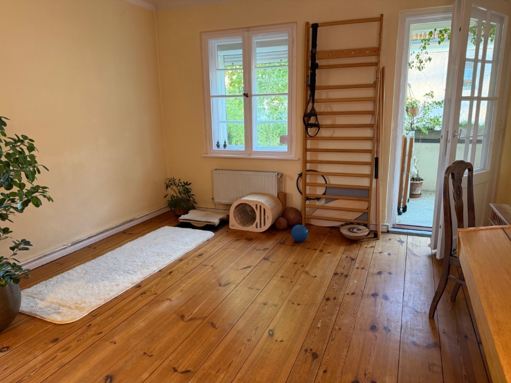 WG-Zimmer Zehlendorf Am Weißen Steg 4 - Wohnzimmer. Hoer kannst du Sport machen. Öl