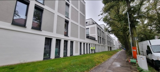 Lichtdurchfluteter Neubau: Ruhige Hoflage, Einbauküche, Terrasse, Garten & Top-Anbindung — photo 1