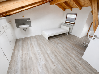 Anzeigenbild: 15 m2 Dachzimmer mit Klimaanlage & Morgensonne – WG in schönem Haus mit Garten, 10 Min zur PH