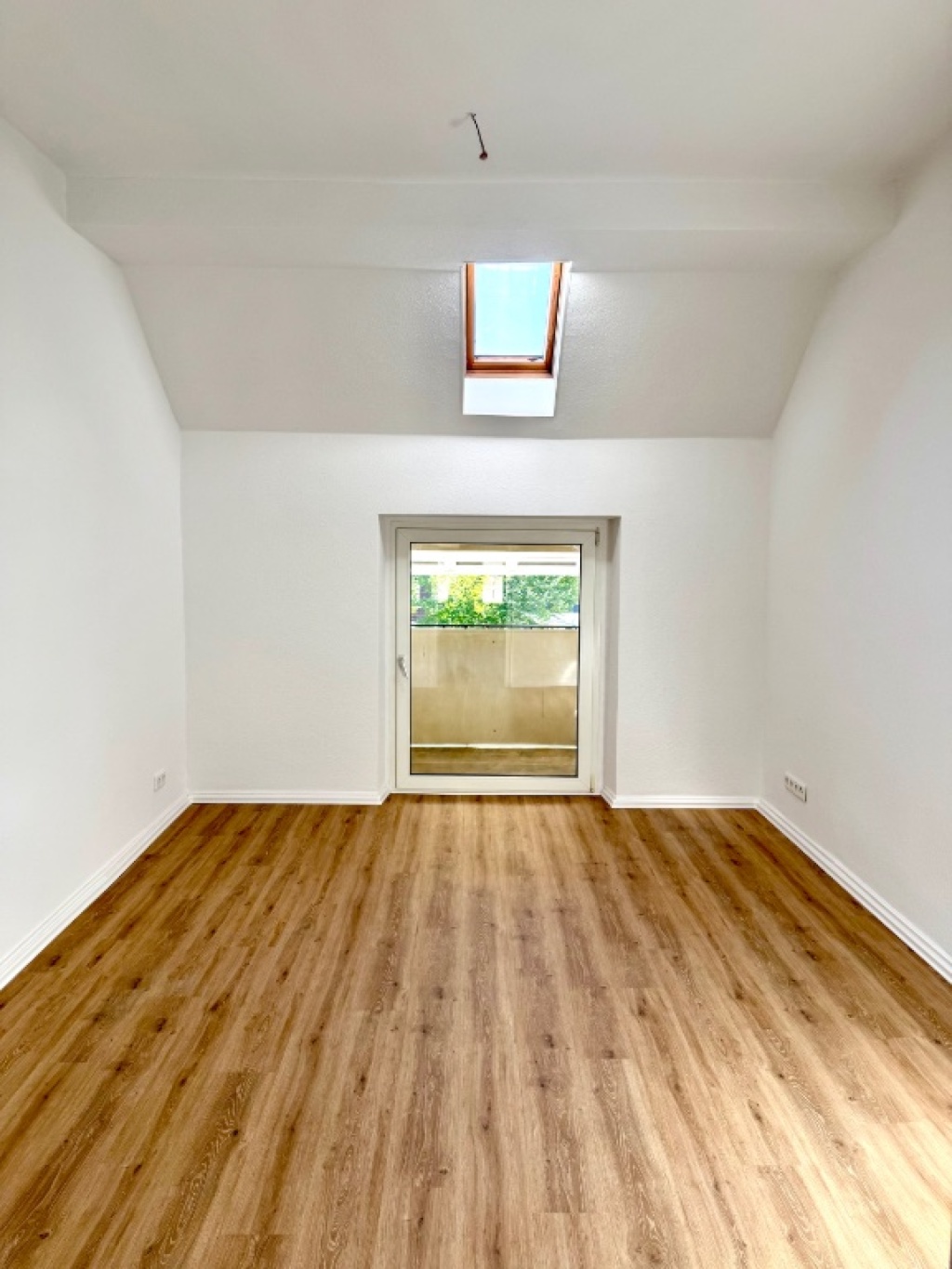 2026 kernsanierte 2-Zimmer Wohnung mit Bad, WC und Balkon wartet auf den Erstbezug – 42329 Wuppertal Vohwinkel – Vorschaubild 2